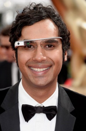Los anteojos de Kunal Nayyar causaron revuelo en esta noche de galardones.