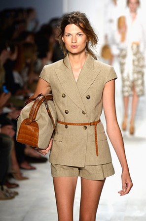 Trajes de gabardina. Sacos de mangas cortas combinados con mini-shorts.