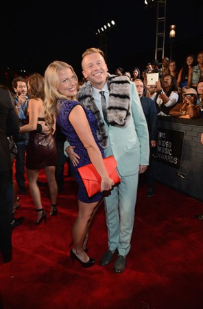 Tricia Davis y Macklemore posaron en la alfombra roja de los MTV VIdeo Awards.