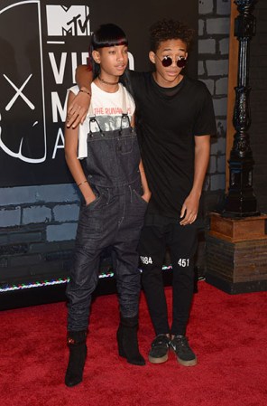 Willow Smith y Jaden Smith llegaron cada uno con su original estilo propio. Ella, con un enterito de jean oscuro y una remera de la banda The Runaways; él, completamente en negro, le sumó un toque a su atuendo con unos lentes oscuros.