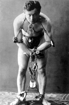 1926: Harry Houdini, el famoso ilusionista y escapista, tras haber burlado la muerte innumerables veces, falleció cuando desafió a un boxeador amateur a golpearle en el estómago. Si bien en el momento nadie lo advirtió, murió pocos días después a causa de un derrame interno.
