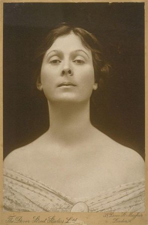 1927: Isadora Duncan, bailarina, murió al fracturarse el cuello cuando su larga bufanda se enganchó en la rueda del vehículo en el que viajaba.