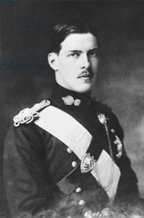1920: Alexander I, Rey de Grecia, paseaba por los jardines reales cuando un grupo de monos atacó a su querido perro. El Rey intervino recibiendo mordiscos de los monos y del mismo perro, lo que le causó la muerte.