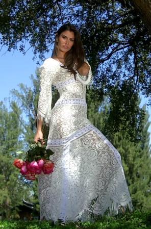 En un delicado vestido diseñado para destacar las curvas de Karina.