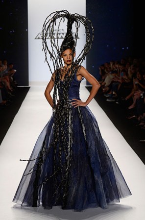 Adhiérele un toque extravangante a tu look de gala con un sombrero a lo Tim Burton.