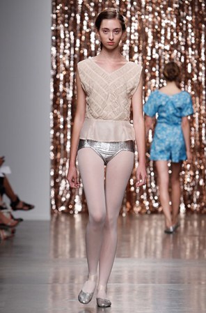 ¿Pensabas que el uso de faldas o pantalones era obligatorio para salir a la calle? ¡Parece que no! Mira esta nueva propuesta de la moda 2013-2014.