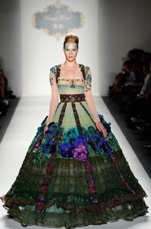 Para despedir la temporada de las flores y los colores, una verdadera reina de la primavera. Lo mejor: las maxi-sombras en combinación con los tonos del vestido. ¿Tú te animas?