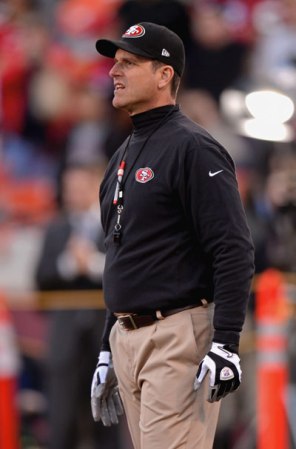 Jim Harbaugh, tuvo una carrera exitosa como Mariscal de Campo, pasando por equipos como los Osos de Chicago, Potros de Indianápolis, Cargadores de San Diego, Panteras de Carolina y también los Cuervos de Baltimore en 1998.