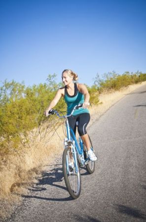 Haz actividades aérobicas: Caminar a paso ligero, bailar, montar en bicicleta, nadar, trotar. Todas ellas mejoran el flujo de sangre, que juega un rol importante en la excitación sexual, también aumentan la capacidad pulmonar y la resistencia cardíaca.
