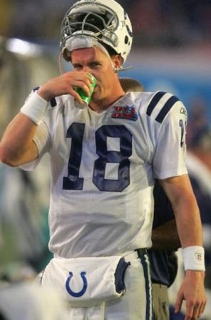 ¡El sexy Peyton Manning de los Indianapolis Colts necesitaba refrescarse! En el Super Bowl XLI, en Miami.