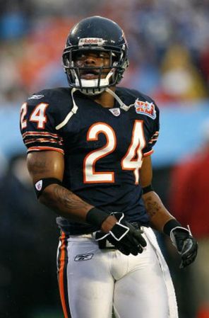 Ricky Manning de los Chicago Bears con una mirada super hot durante el Super Bowl XLI en Miami.