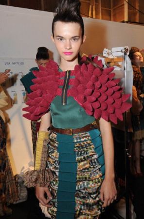 Un mix de texturas y formas para esta modelo en el basckstage de la firma The Fashion Fringe durante la semana de la moda de Londres en septiembre 2012.