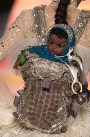 En el desfile de Gaultier una modelo llevó un muñeco en su espalda, simulando un niño ¡Por suerte el pequeñito no iba a llorar!