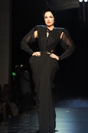 La chica pin up, Dita Von Teese fue la musa inspiradora de Jean Paul Gaultier y desfiló en el Paris Fashion Week 2011.