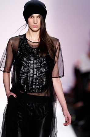 Sutiles e insinuantes transparencias en el desfile de BCBGMAXAZRIA
