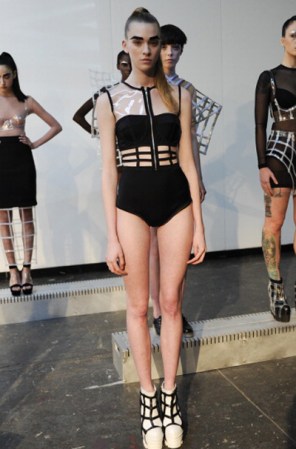 Chromat apuesta al estilo futurista. Tendremos que ver cómo trasladan esta tendencia a los looks urbanos.
