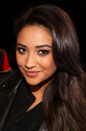 Shay Mitchell le rindió culto a la sencillez y le dio importancia a sus ojos apostando por los "smoky eyes" un clásico que no pierde vigencia.