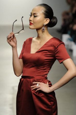 Vestidos rojos electrizantes para la noche en el desfile de Malan Breton. Una tendencia súper hot que calentará el guardarropas de invierno.