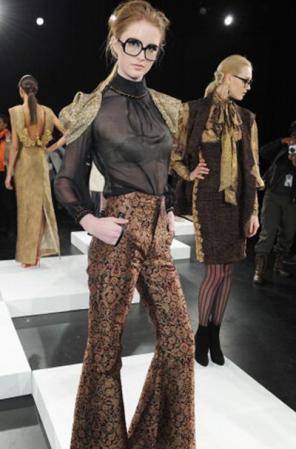 Un look súper hot del diseñador David Tlale. Blusa transparente, ropa interior a la vista y pantalones de cintura alta oxford súper adherentes. Un look urbano muy sensual.