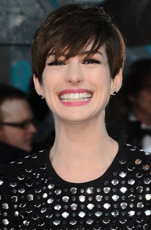 ¡No hay nada más sexy que una enorme sonrisa! Y Anne Hathaway parece tenerlo muy claro. La actriz finalista a Mejor Actriz de Reparto por su rol en "Les Misérables" emana sensualidad.