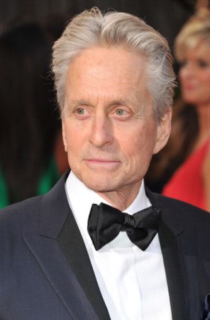No debe ser fácil estar a la altura de su bella esposa, Catherine Zeta Jones. Pero aunque sea con alguna ayuda, Michael Douglas ¡sigue siendo todo un galán!