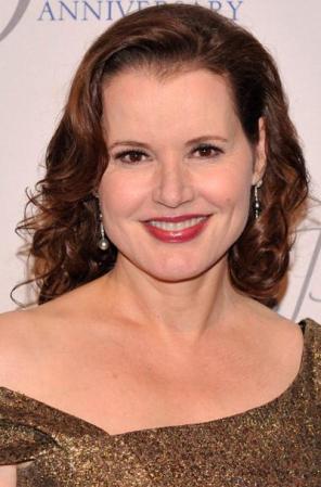 La actriz Geena Davis es fundadora de “The Geena Davis Institute on Gender in Media” cuya misión es modificar el rol y estereotipo de las mujeres en los medios de comunicación. Su objetivo principal es poner en relieve las desigualdades de género en todos los medios.