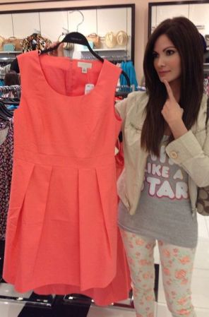 Ella afirma que se siente sexy con un vestido ceñido al cuerpo en un color que le siente bien ¡Cómo este mini dress en tono coral que está por comprarse!