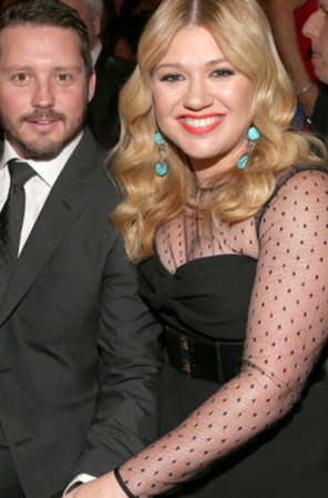 Kelly Clarkson eligió transparencias y un género de plumetí que disimula la zona al descubierto.