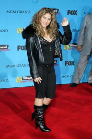 En el 2005 Shakira, que recientemente fue mamá, desfiló por la alfombra roja de los Premios Billboard con un pantalón corto, chamarra con estola y botines negros. Lució informal y poco sensual.