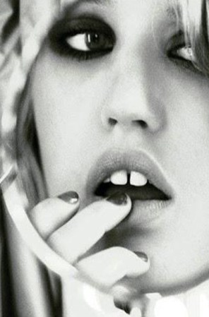 Un close up a su bellísimo rostro y a su característica distintiva, sus dientes separados.