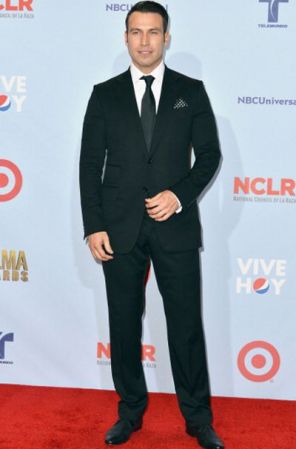 Rafael Amaya durante los Premios ALMA del año pasado con un look formal y súper adecuado para la situación.