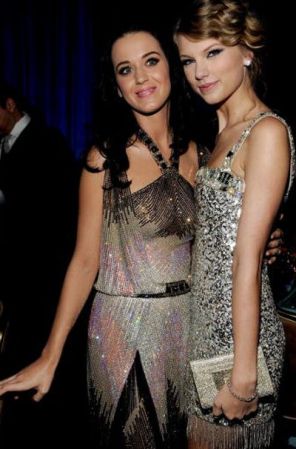 Las jóvenes y bellas amigas Kary Perry y Taylor Swift también compiten como cantantes favoritas.