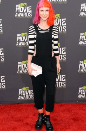 Hayley Williams la cantante de Paramore integra la lista de los peores vestidos con un look tipo "clown" parece salida de un circo.