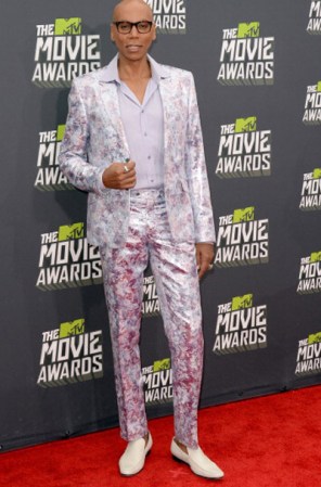 RuPaul también desacertó con su look ¡Con ese traje estampado en colores estridentes parece un bailarín de salsa! ¡Sabor!