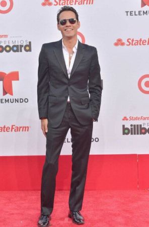 El talentosísimo Marc Anthony se robó todas las miradas en la alfombra roja. Escogió un look descontacturado pero súper actual y varonil ¿un fetiche? sus infaltables gafas.