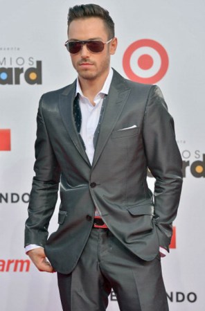Todo un galán, PeeWee luce guapísimo con gafas tipo aviadoras en la alfombra roja.