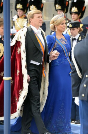 El Rey Guillermo de Holanda y su mujer, la Reina Máxima, arriban a la Jura.