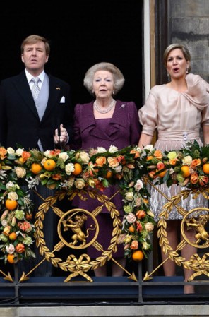La princesa Beatriz, junto a su hijo el Rey Guillermo y la Reina Máxima cantan el himno nacional en el balcón del Palacio Real.