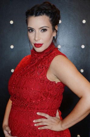 Otro momento de gran popularidad para Kim fue cuando el mundo se enteró que junto al famoso cantante Kayne West esperan un niño.