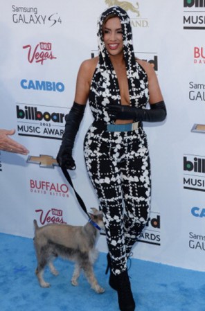 Parece que la cantante Nayer escogió un compañero especial para la gran noche de los Billboard. En cuanto a su look, optó por un mono estampado ¡Súper sexy!