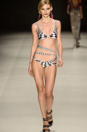 También, en la Semana de la Moda de Rio se vio este bikini con lazos que recorren la silueta ¡No es recomendable si quieres broncearte sin marcas!
