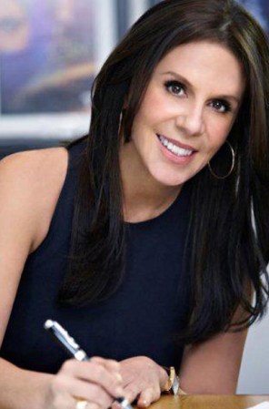 Rebecca es hija de padre norteamericano y madre mexicana. Se mudó a California en 1974, donde estudió arte dramático. Para costear sus estudios ¡trabajó cinco años como mesera!