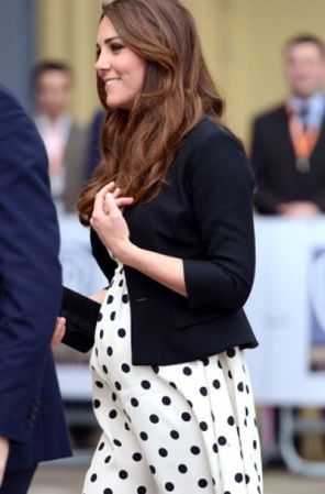 Kate es una referente de estilo para las chicas inglesas. Este vestido de lunares de la tienda TopShop se agotó al instante, luego de que la Duquesa de Cambridge lo vistiera para un acto de la monarquía.