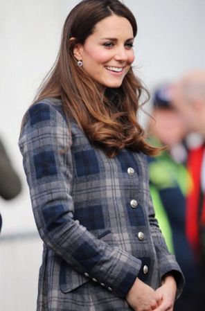 Kate sosteniendo su pancita nuevamente.