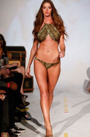 ¡NO! La parte de superior de esta bikini no favorece en absoluto, no solo a tu bronceado sino que también a tu figura. Pone demasiado foco de atención en tus pechos, y sobre todo si tienes mucho busto, lo resaltará.