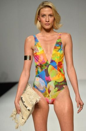 ¡SÍ! Para las amantes de los trajes de baño enterizos, este modelo es ideal. Si tienes busto prominente, es perfecto para tí, debido a su insinuante escote ¡Además, el estampado floral es encantador!