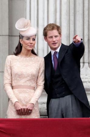Las tonalidades pastel, han sido una de las elecciones favoritas de Catalina en esta temporada. Con un vestido de encaje en un tono muy tenue, apareció en el balcón del palacio de Buckingham, durante una de las celebraciones del Jubileo.