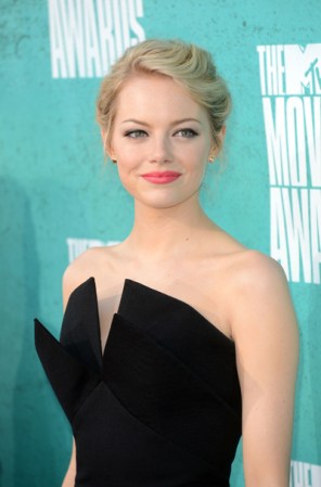 Emma Stone, una diva muy querida por la audiencia. Bella y cuativadora, es famosa por su actuación en películas como Amigos con Beneficios e Historias Cruzadas.