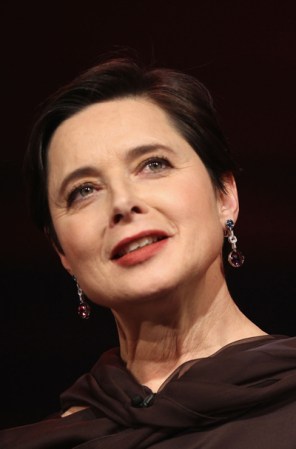 Isabella Rossellini prefiere disfrutar de la vida con carcajadas, que con preocupaciones por su edad.