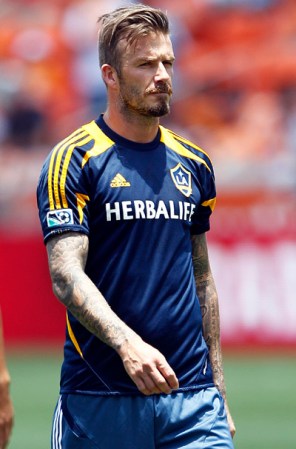 David Beckham, no será una estrella del escenario, pero sin duda lo es del soccer, y se dice que antes de cada partido, el futbolista estrena ropa interior.
